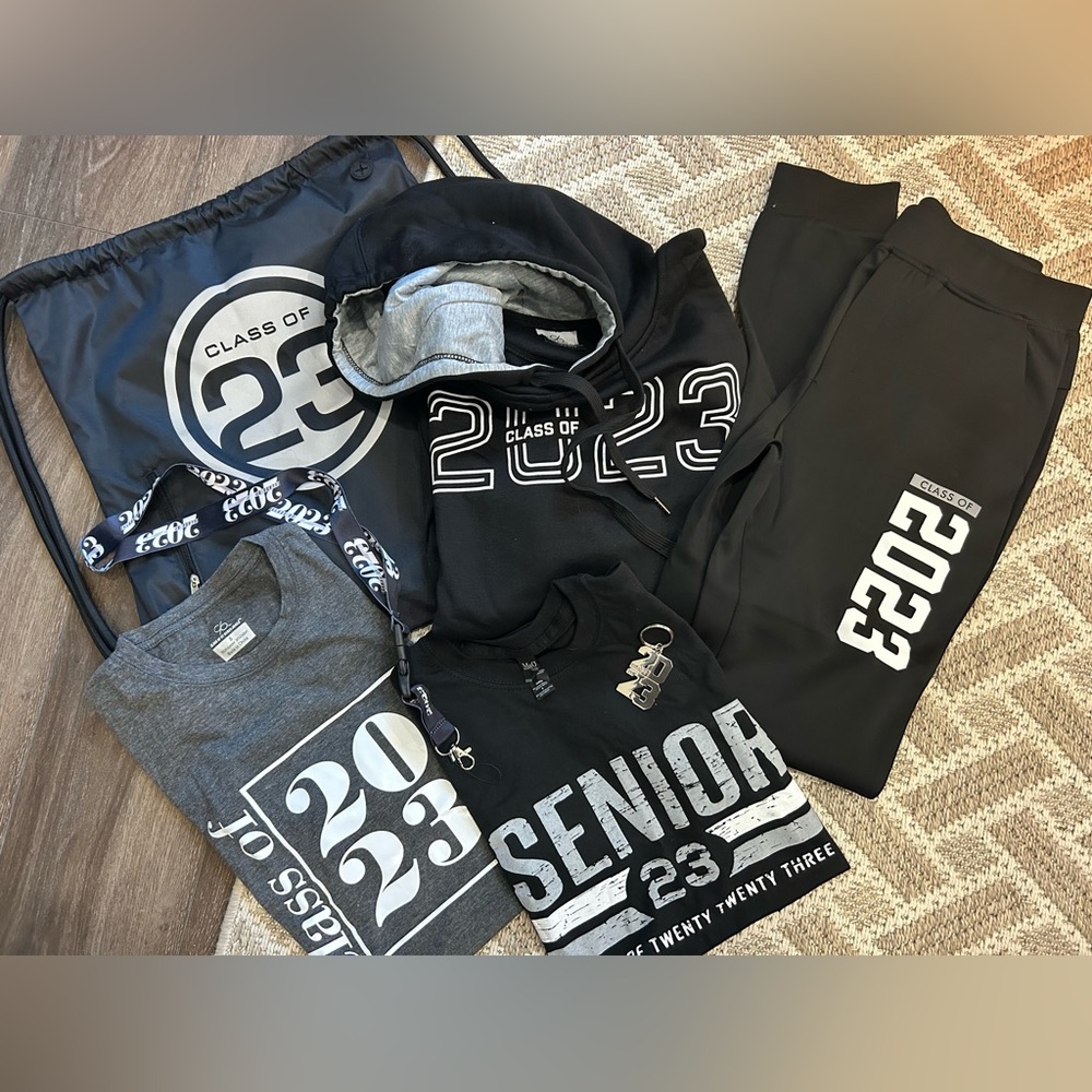 NEW 🎓 Senior 2023 unisex merchandise